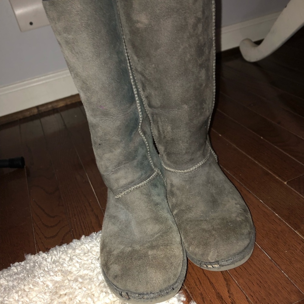UGG size 7 tall boot, gray